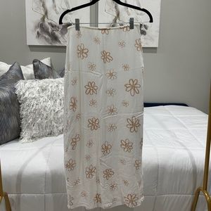 Adorable Flowy White Maxi Skirt !